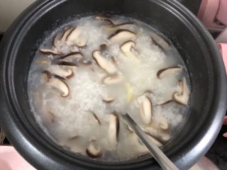香菇鸡肉粥,放入香菇片继续煮十分钟左右！