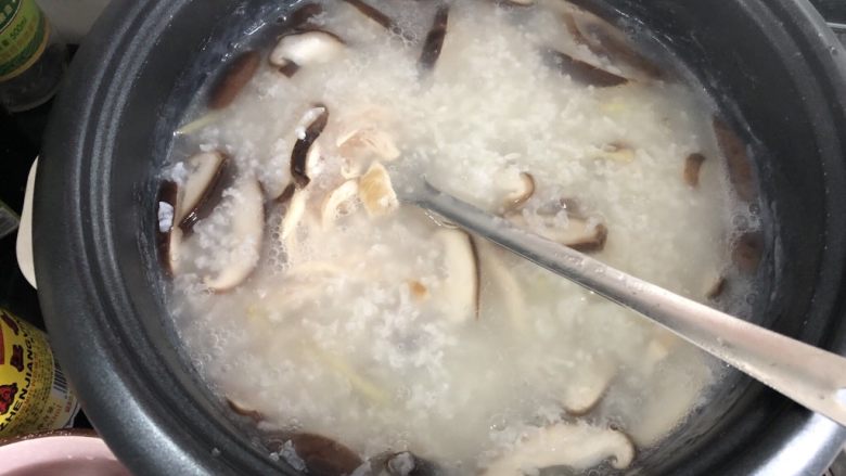 香菇鸡肉粥,放入腌制好的鸡丝，放适量盐大火煮至鸡丝变白。
