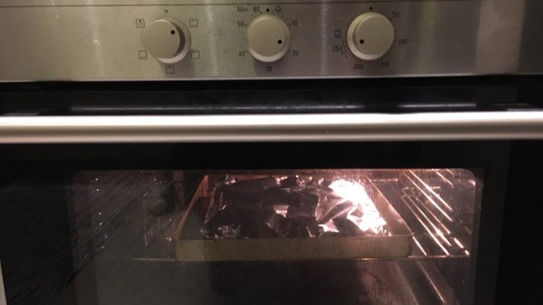 疯狂情人！培根枫糖鸡翅,进已预热230度的烤箱，先烤15分钟。