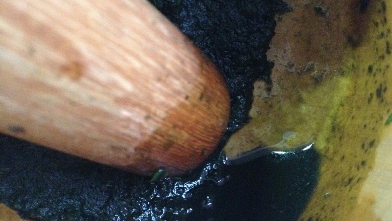 薄荷青团――最爱那抹青,薄荷要捣到粘糊状成薄荷泥，汁水不多。