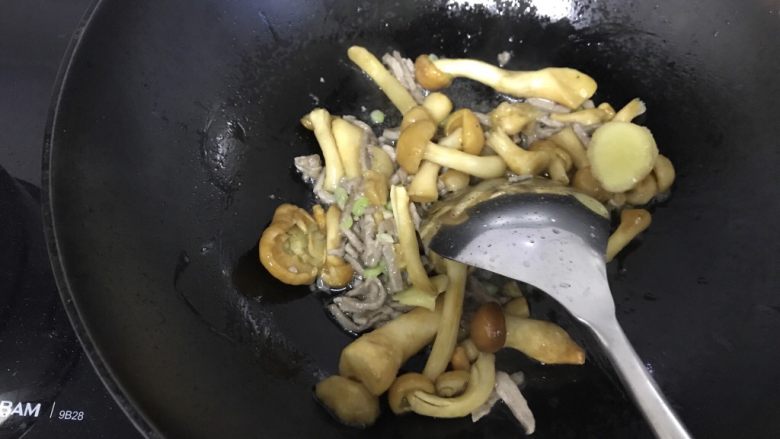 春笋肉丝菌菇汤,这时候可以把滑子蘑放入锅中炒一下。