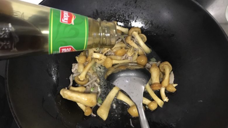 春笋肉丝菌菇汤,放入一点蚝油炒均匀，可以提鲜。