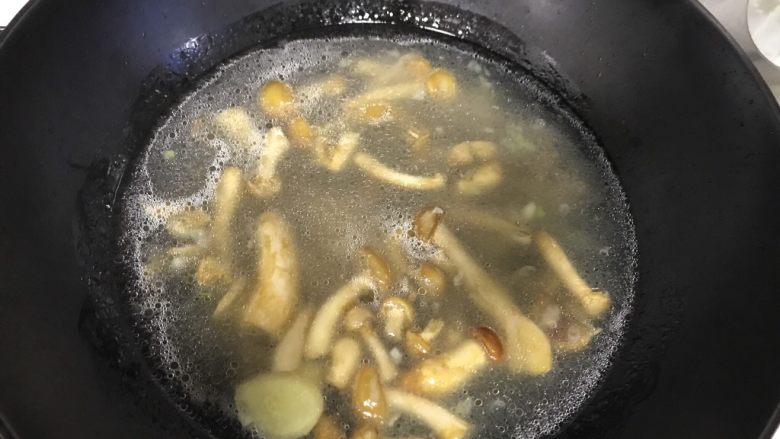 春笋肉丝菌菇汤,添汤，大火烧，汤刚好没过蘑菇就行，因为不是排骨汤，不需要炖很久。