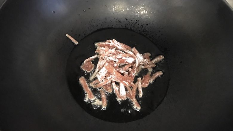 春笋肉丝菌菇汤,放入肉丝煸炒一下。
