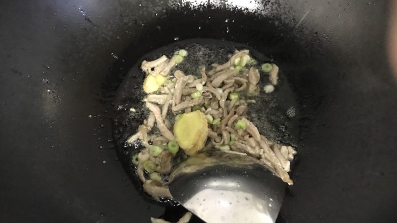 春笋肉丝菌菇汤,放入葱姜蒜爆锅，与肉丝一起炒均匀。