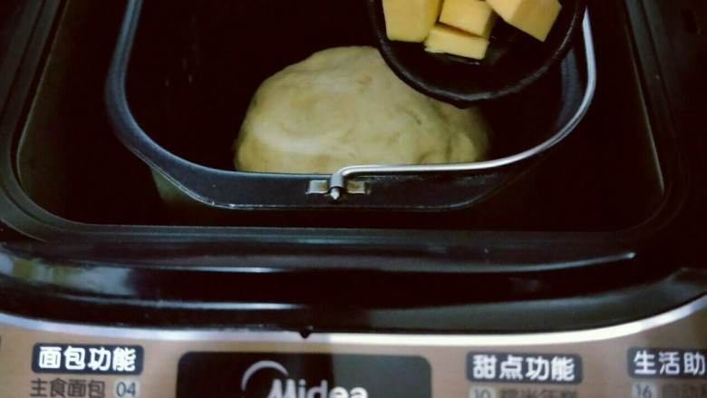 浪漫花环杏仁豆沙面包,这时把黄油称重切小块，室温软化。20分钟后面团处于扩展阶段，这时加入室温软化的黄油。(室温自然软化)
