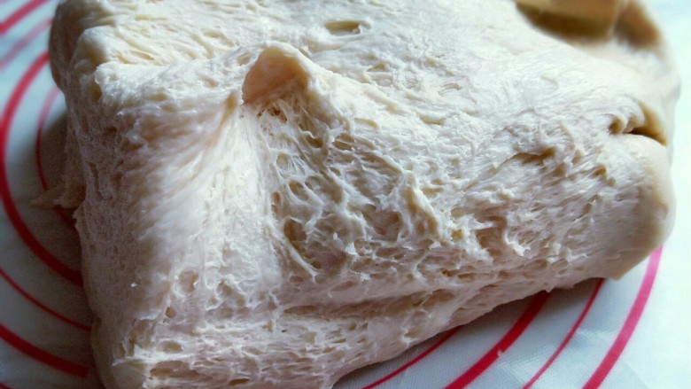 浪漫花环杏仁豆沙面包,将发酵好的面团取出排气。