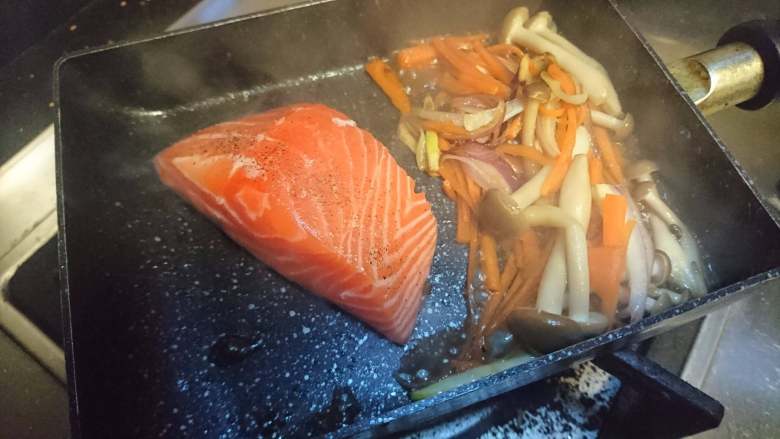 锡纸包烧鲑鱼,真姬菇出汁后，单独煎三文鱼