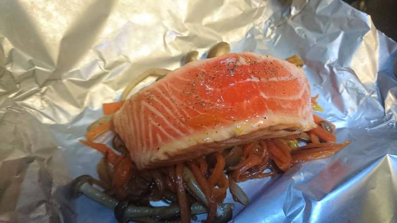 锡纸包烧鲑鱼,准备锡纸将配菜垫在鱼块底部。