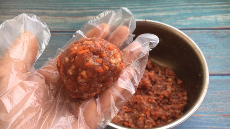 香煎黑胡椒胡萝卜牛肉饼,取55g左右的肉馅，团成圆球，压成肉饼。