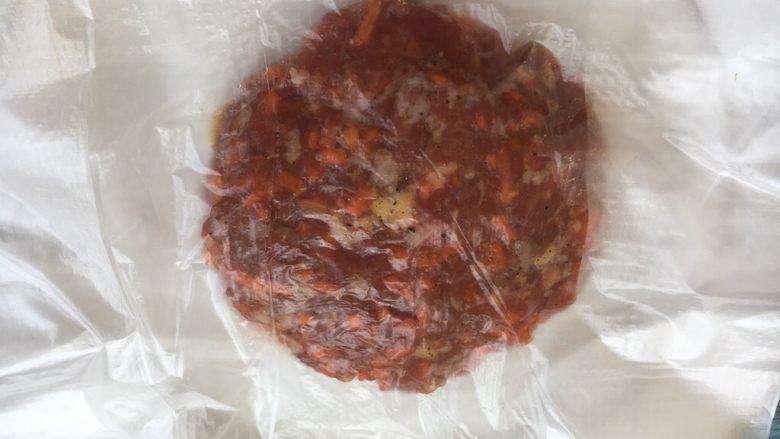 香煎黑胡椒胡萝卜牛肉饼,如果做的比较多，就将肉饼放在保鲜袋里冷冻起来，吃的时候再煎。