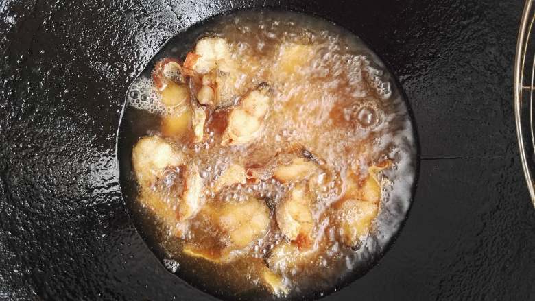 酸甜+开胃下饭+快速的糖醋小黄鱼,在进行第二次复炸时，开大火油温上升后，放入鱼段炸20秒左右，鱼段的颜色变成金黄色，捞出。