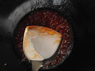 酸甜+开胃下饭+快速的糖醋小黄鱼,白糖熔化后，加入水淀粉，用锅铲顺时针方向搅拌均匀。