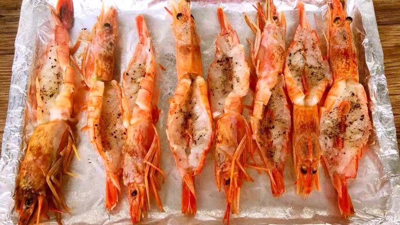 蒜蓉芝士焗阿根廷红虾,烤盘包上锡纸，把腌好的红虾摆入烤盘