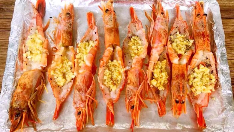 蒜蓉芝士焗阿根廷红虾,在虾上放上蒜末