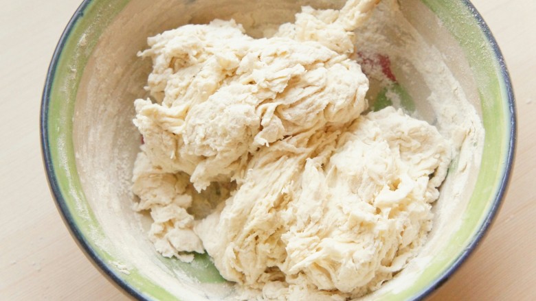肉烧饼（不用擀皮）,用筷子顺时针把面粉搅成这样的面团。由于包馅时不需要擀皮，所以面团要和的软一点。