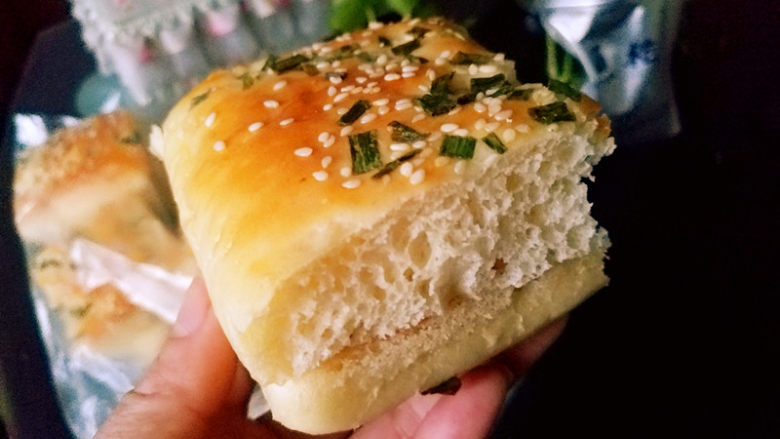 鱼松夹心面包,盖上另一块面包，即可享用