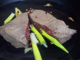 麻辣牛肉干  ,将牛肉清洗干净放入开水锅中煮一下，去除多余的血污

