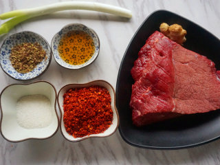 麻辣牛肉干  ,将牛肉清洗干净放入开水锅中煮一下，去除多余的血污

