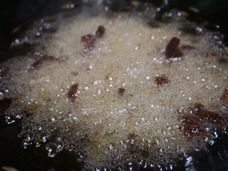麻辣牛肉干  ,锅内留100g底油，将拍破的姜和葱段下入锅中爆香锅


