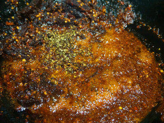 麻辣牛肉干  ,锅内一直翻炒，待炒出红油时放入花椒面
叨叨叨：花椒面选用的是麻度较高的大红袍花椒面
