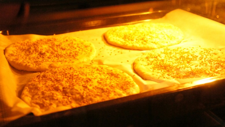 肉烧饼（不用擀皮）,放入烤箱上下火200度约烤18-20分钟。每家烤箱不同，时间灵活掌握。
如果你饼按的太厚，要适当增加烤制时间。