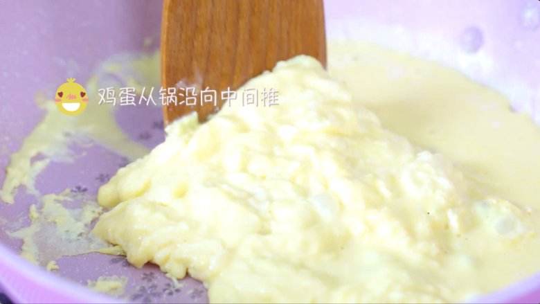 美式牛奶滑蛋,加热时将鸡蛋由锅沿往中间推