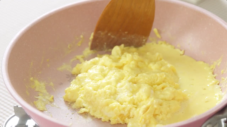 美式牛奶滑蛋,将鸡蛋翻炒均匀