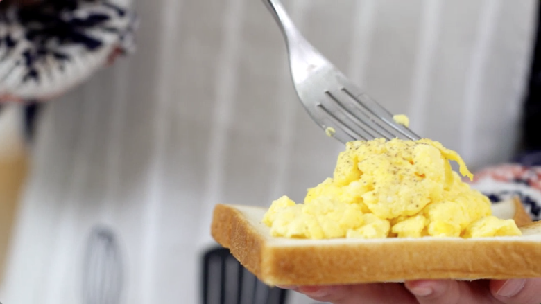 美式牛奶滑蛋,将鸡蛋抹在面包片上