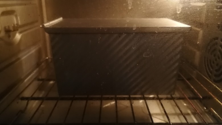 星空吐司,烤箱180度预热5分钟后，将二发完成的吐司盒盖上盖子，放入烤箱下层烘烤，上下火175度45分钟左右