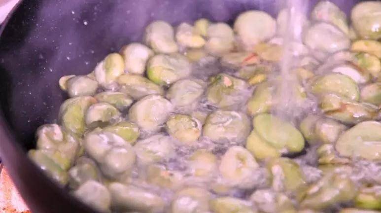 无比鲜美的葱油蚕豆,又香又嫩软绵绵,倒入清水，关盖焖2分钟