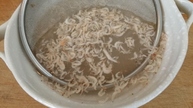 金银海鲜粥,小海米用水过一下捞出来。