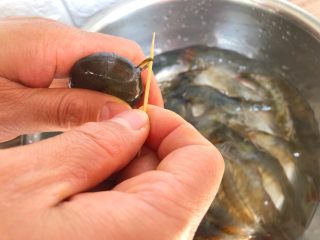 茶叶虾的做法视频茶叶虾,茶叶虾,取一根牙签，在虾第二节的位置，挑出虾线,第4张