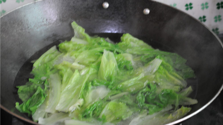 蘸酱面片,另起锅，烧开水，将青菜叶烫熟