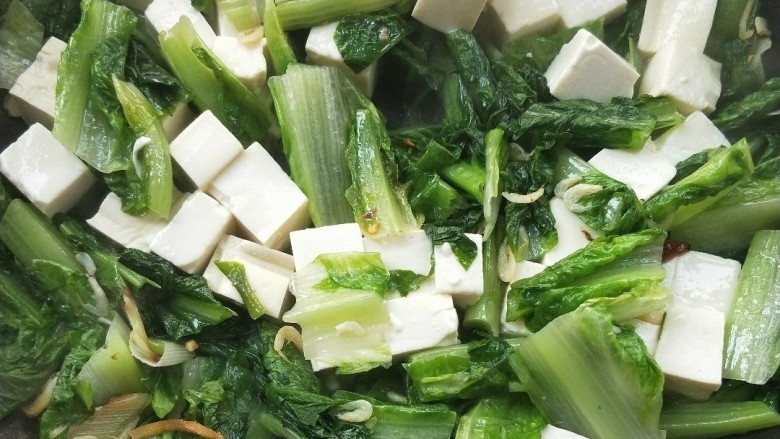 莴苣叶炒豆腐,轻轻摇晃炒锅，以免把豆腐翻碎，加适量盐调味，关火。
