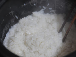 红糖甑糕,浸泡好的糯米倒入电饭锅中加水煮（水不要太多，稍微高出大米一点点即可）煮开后立刻用筷子快速搅拌，直到将糯米煮至粘稠