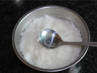 红糖甑糕,半熟的糯米饭填在红枣上，用小勺子压紧，尽量不要让米饭中间有空洞