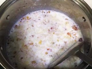 牛奶桃胶银耳羹,用锅铲拌匀，继续熬至待牛奶沸腾。