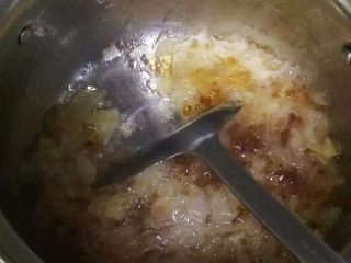牛奶桃胶银耳羹,一直熬制到水分快干，要搅拌观察，以免糊锅了。