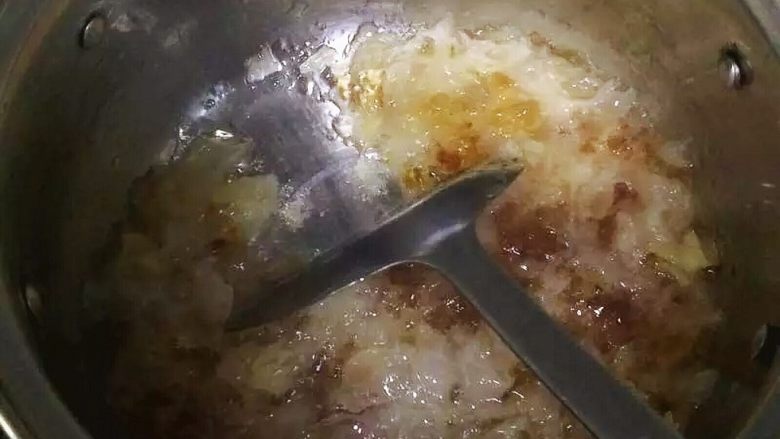 牛奶桃胶银耳羹,一直熬制到水分快干，要搅拌观察，以免糊锅了。