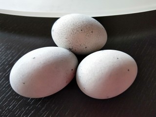 浇汁黑色松花蛋,拿出3个松花蛋就够一盘。