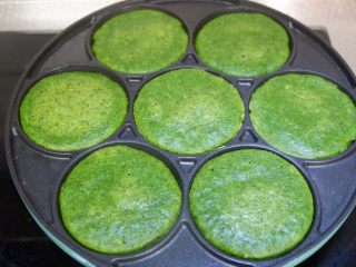 快手早餐—绿油油的青菜饼,小火摊饼，煎至表面凝固即可。