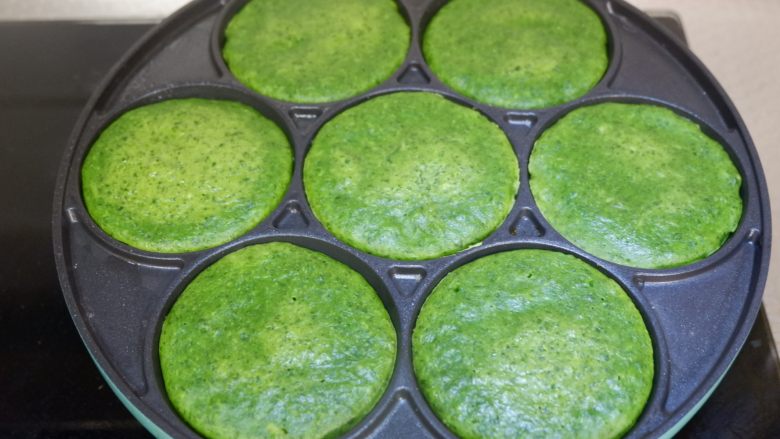 快手早餐—绿油油的青菜饼,小火摊饼，煎至表面凝固即可。