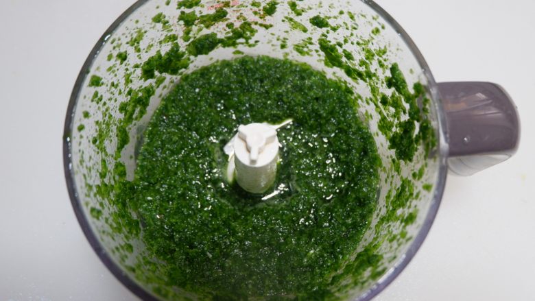 快手早餐—绿油油的青菜饼,搅碎成菜泥。