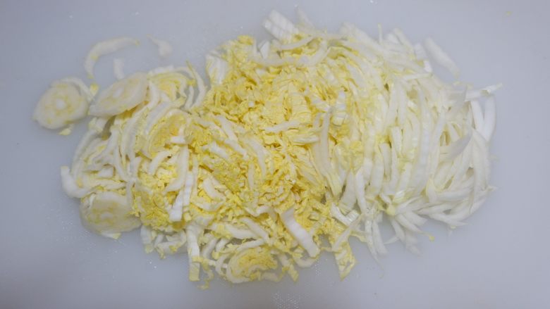 鲜贝白菜滑蛋（无油）,切成细丝。