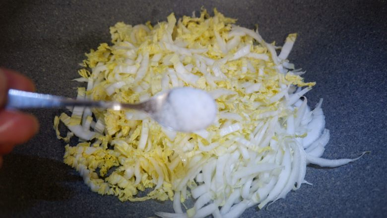 鲜贝白菜滑蛋（无油）,起锅，放入白菜丝，加入少许盐