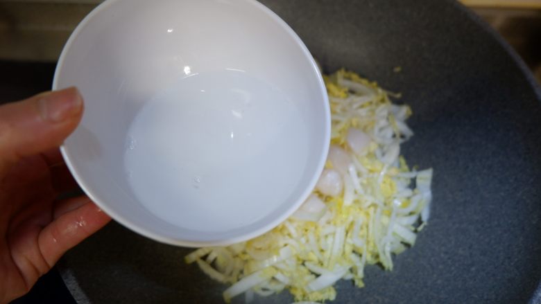 鲜贝白菜滑蛋（无油）,加入少许水，一点就可以了，因为白菜自身会出水。