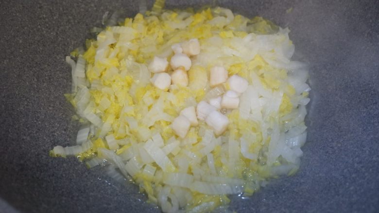 鲜贝白菜滑蛋（无油）,盖上锅盖用小火将白菜闷软