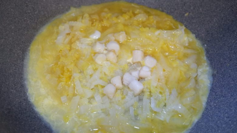 鲜贝白菜滑蛋（无油）,盖上盖子，继续将蛋液闷熟。