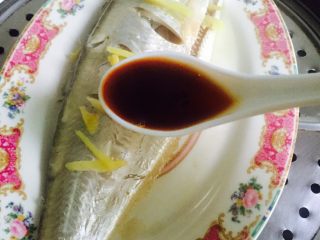 粤式清蒸鳓鱼,8分钟后鳓鱼蒸熟后淋上调料汁